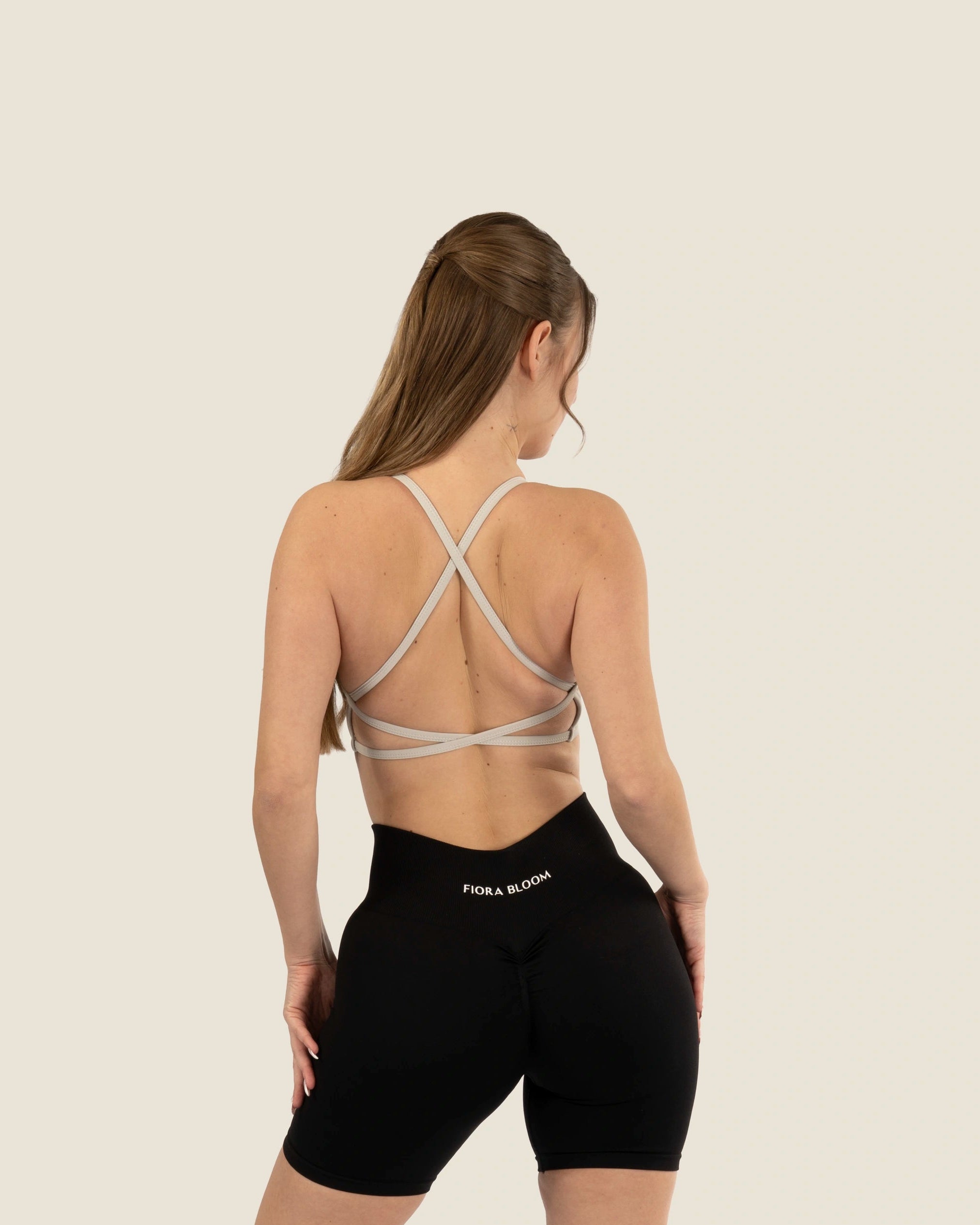 Rückansicht des grauen Seamless Crossback Tops – elegantes Trägerdesign für volle Bewegungsfreiheit.