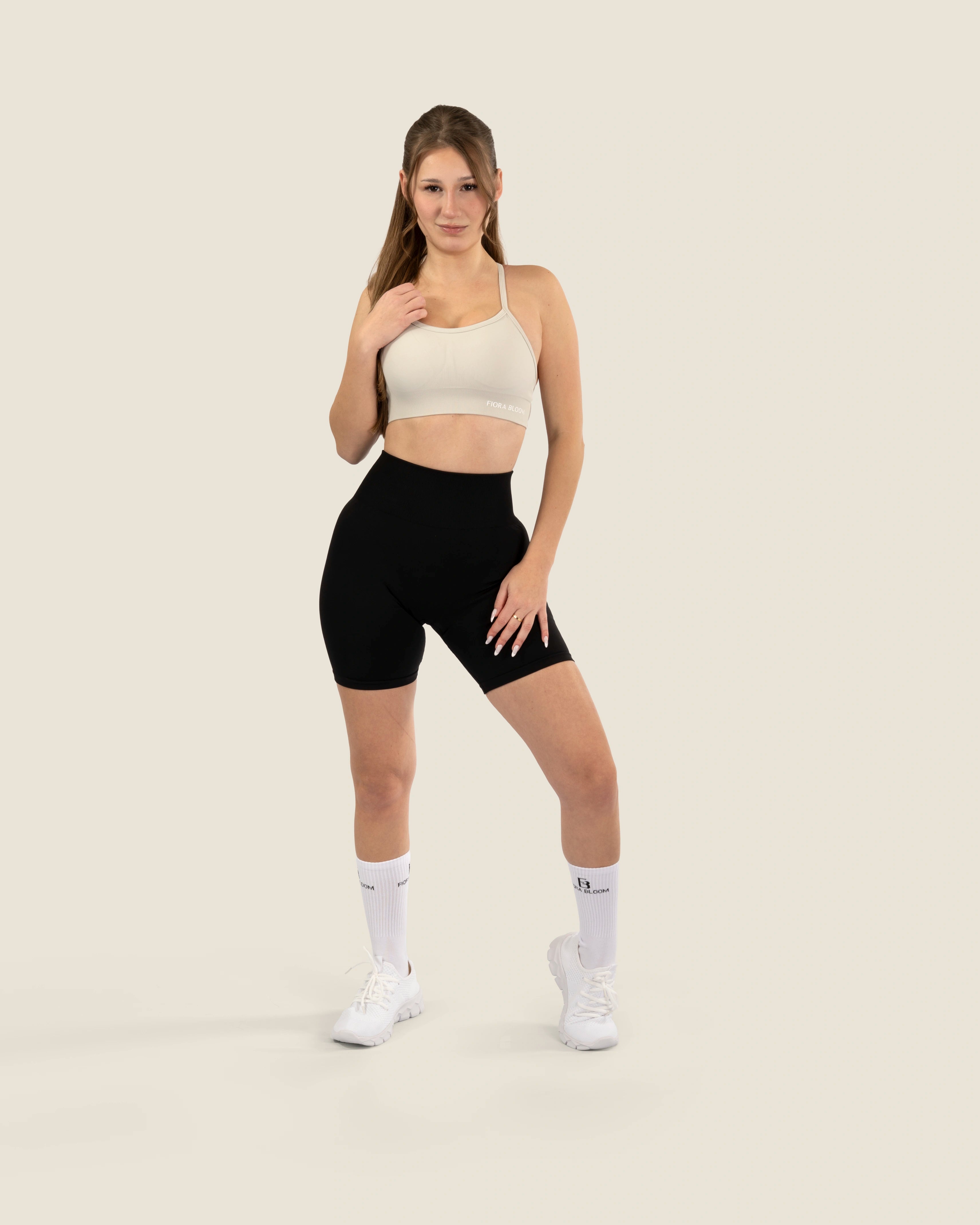 Graues Athleisure-Set von Fiora Bloom – Seamless Crossback Top kombiniert mit der passenden Leggings.