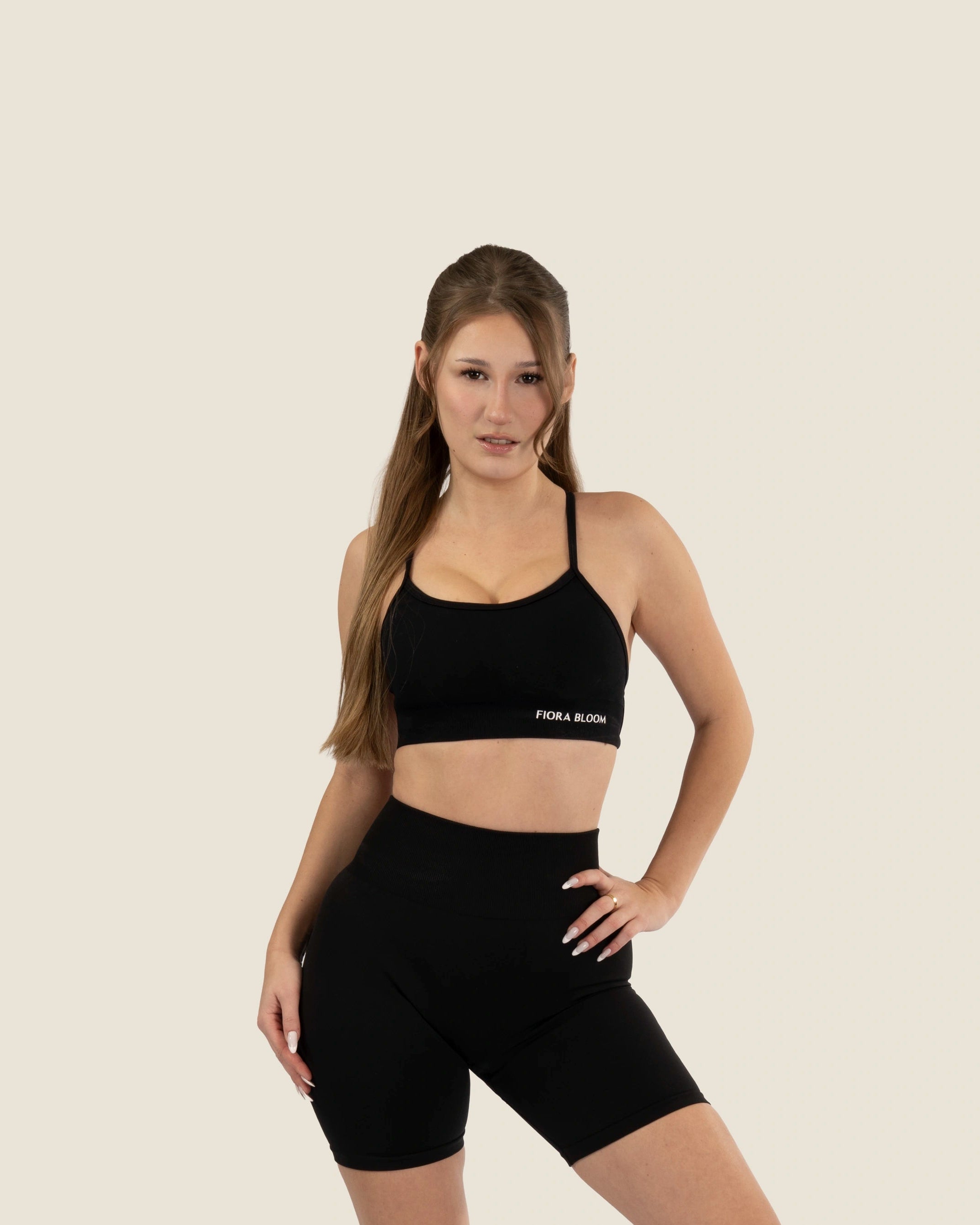 Seamless Crossback Top in Schwarz von Fiora Bloom – nahtloses Design für einen selbstbewussten Look.