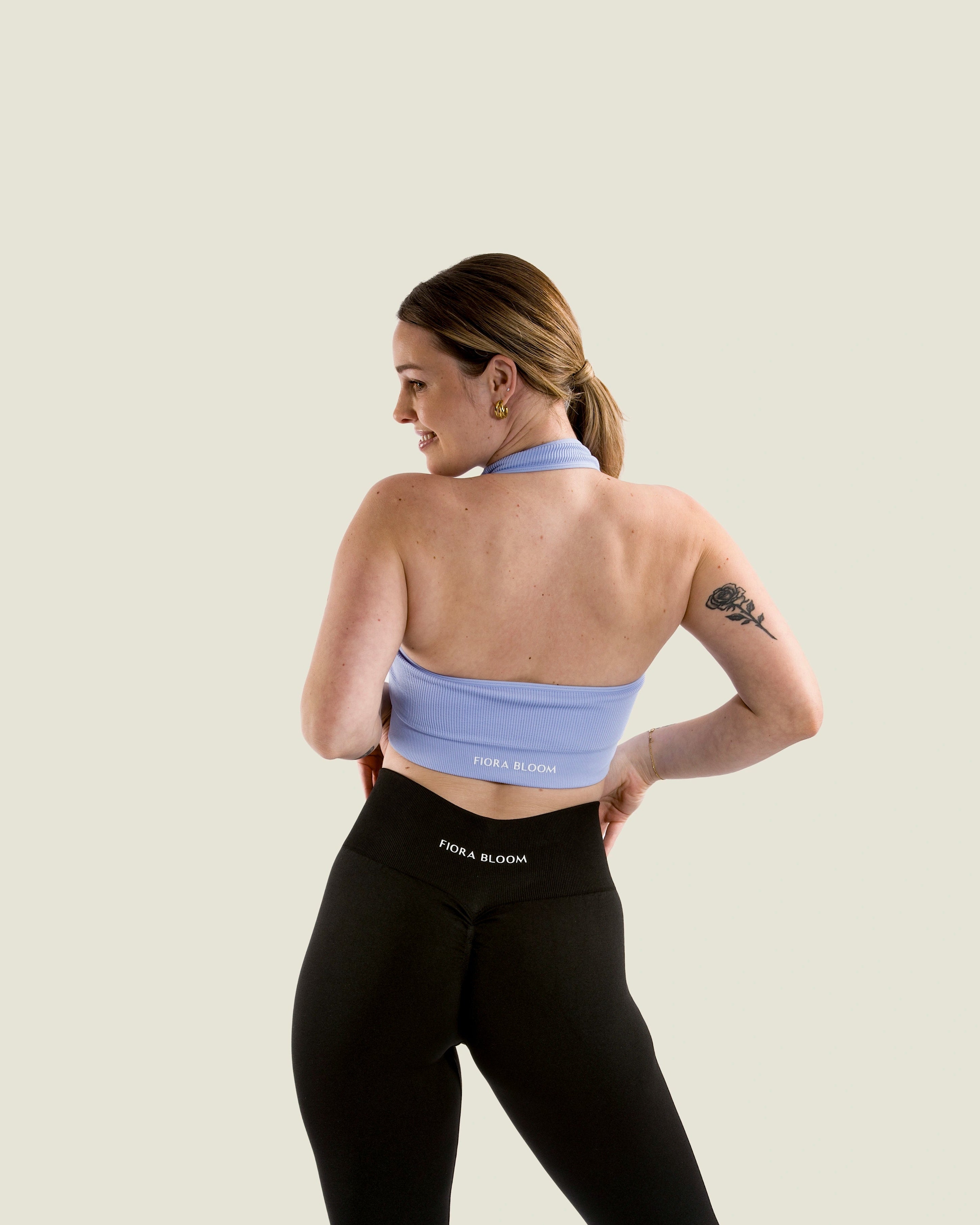 Rückansicht des blauen Ribbed Tops – nahtloses Design für volle Bewegungsfreiheit beim Training.