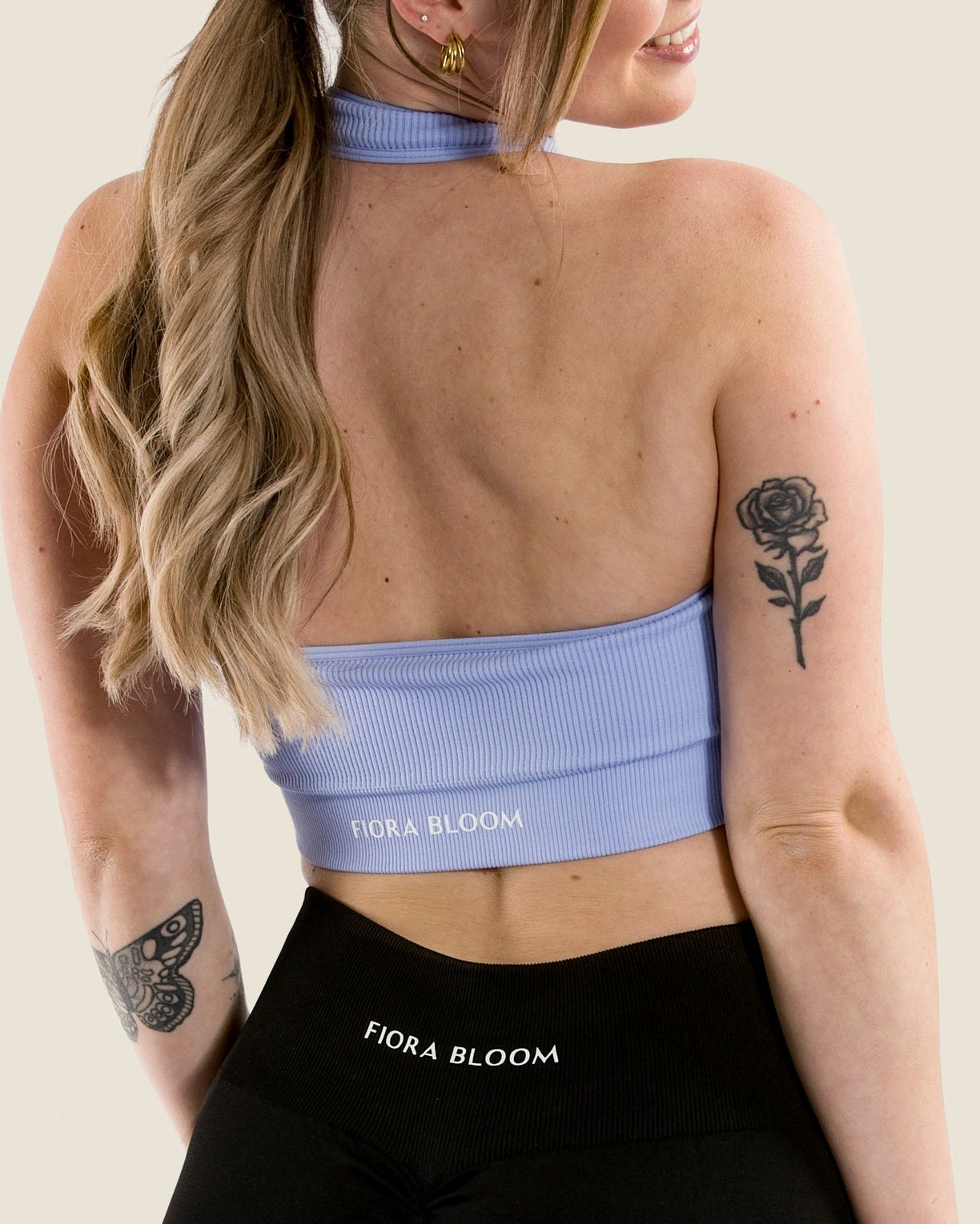 Nahaufnahme der blauen Ripp-Textur – atmungsaktives, blickdichtes Material mit Second-Skin-Gefühl.