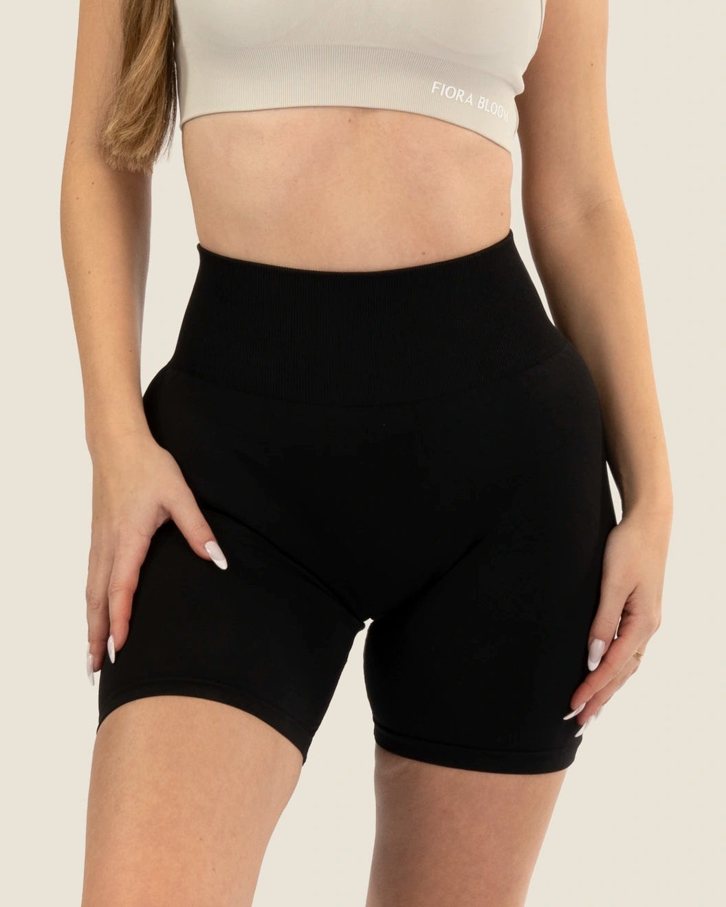 Nahaufnahme der Scrunch-Naht und der Materialtextur – hochwertiges Second-Skin-Gewebe für dein tägliches Workout.