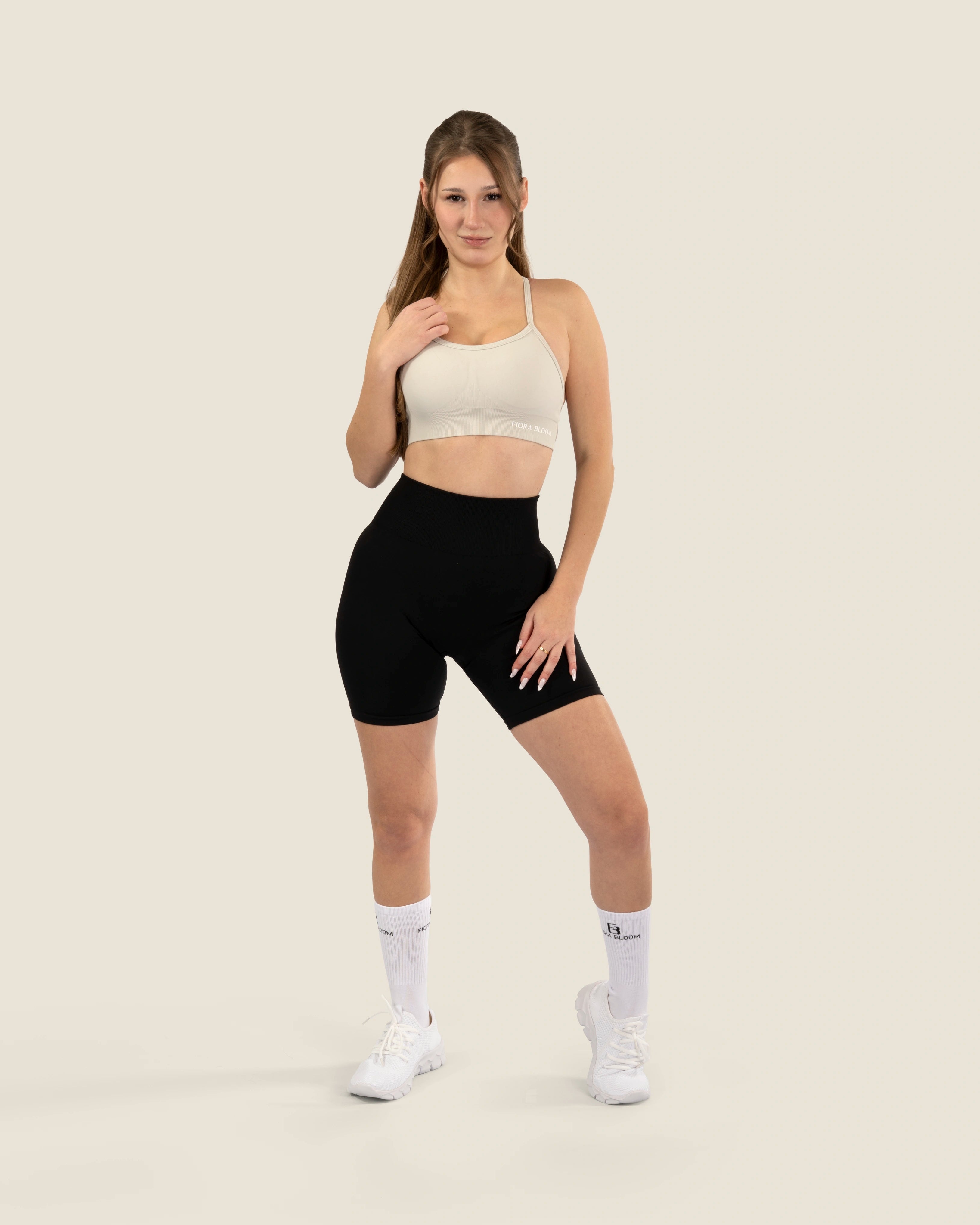 Vorderansicht der schwarzen Sport-Shorts – hoher, stützender Bund und nahtlose Verarbeitung für maximalen Komfort im Set.