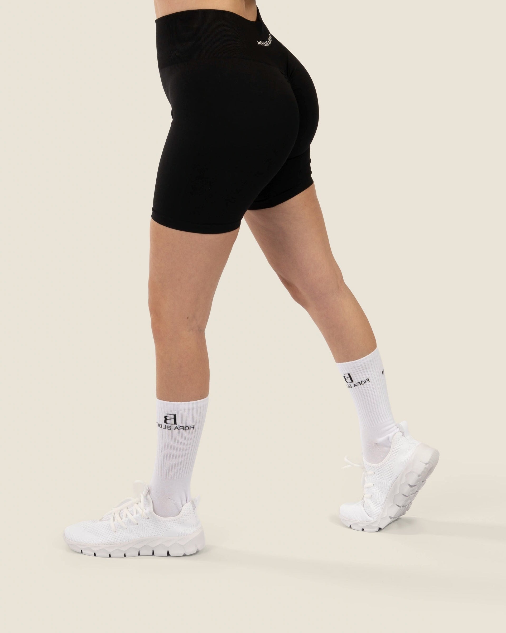 Seitenprofil der Seamless Shorts in Schwarz – blickdichtes Material und perfekter Sitz bei jeder Bewegung.