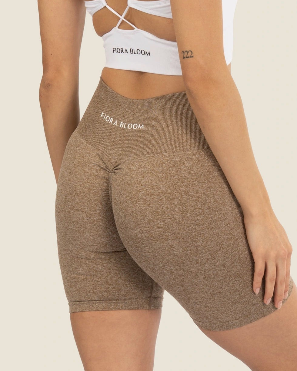 Detailaufnahme der Scrunch-Naht am Rücken – hochwertige Verarbeitung in leuchtendem Sunset-Orange.