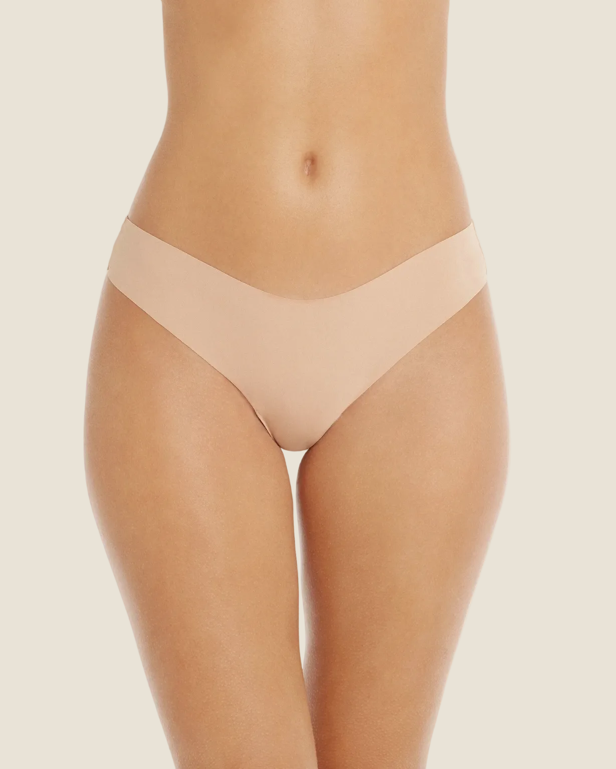 Seamless Tanga in Skin/Nude von Fiora Bloom – absolut unsichtbar unter weissen oder hellen Leggings.