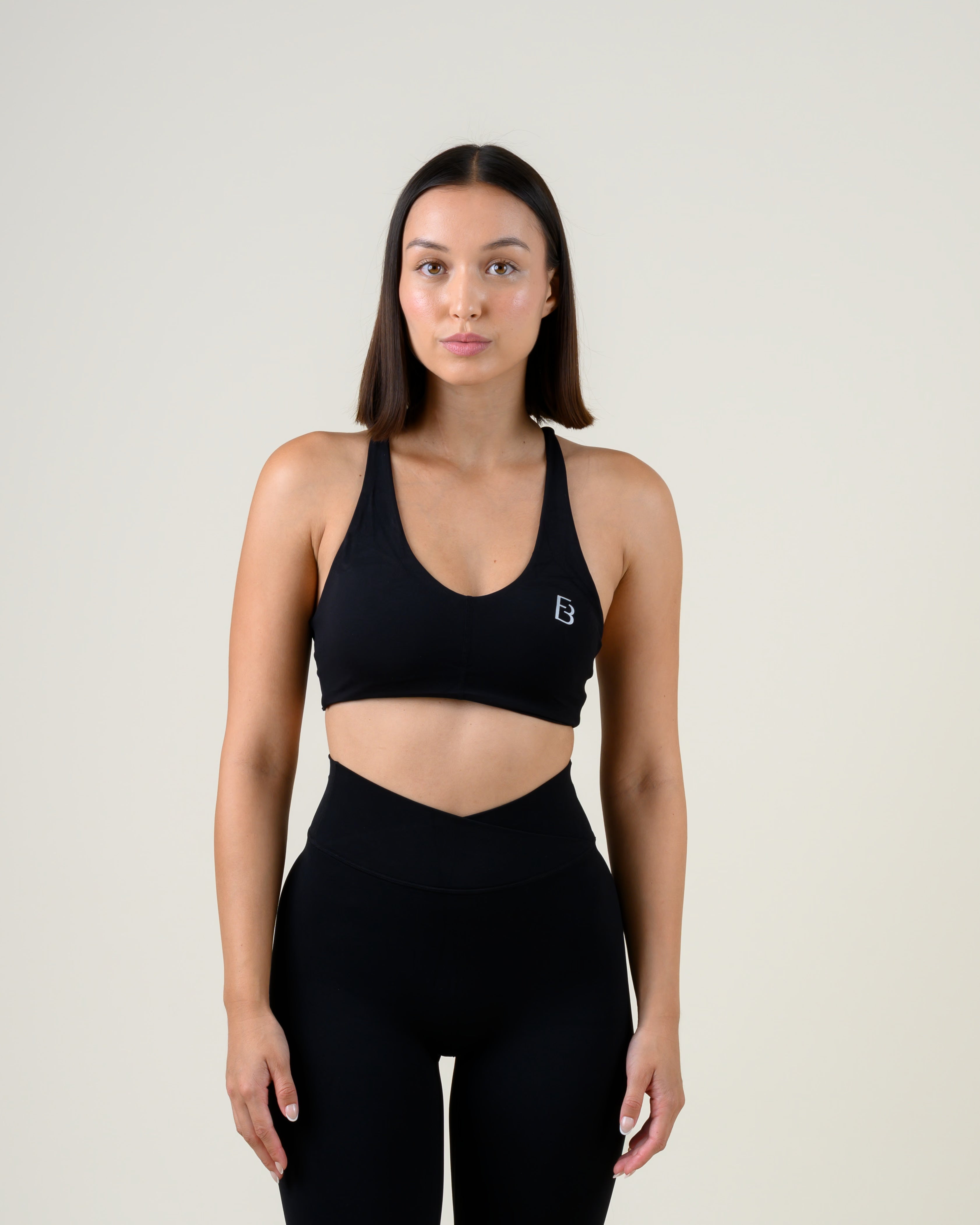 Soft Form Basic Top in Schwarz von Fiora Bloom – Frontansicht, Oberkörper frontal, Träger und Ausschnitt klar sichtbar.