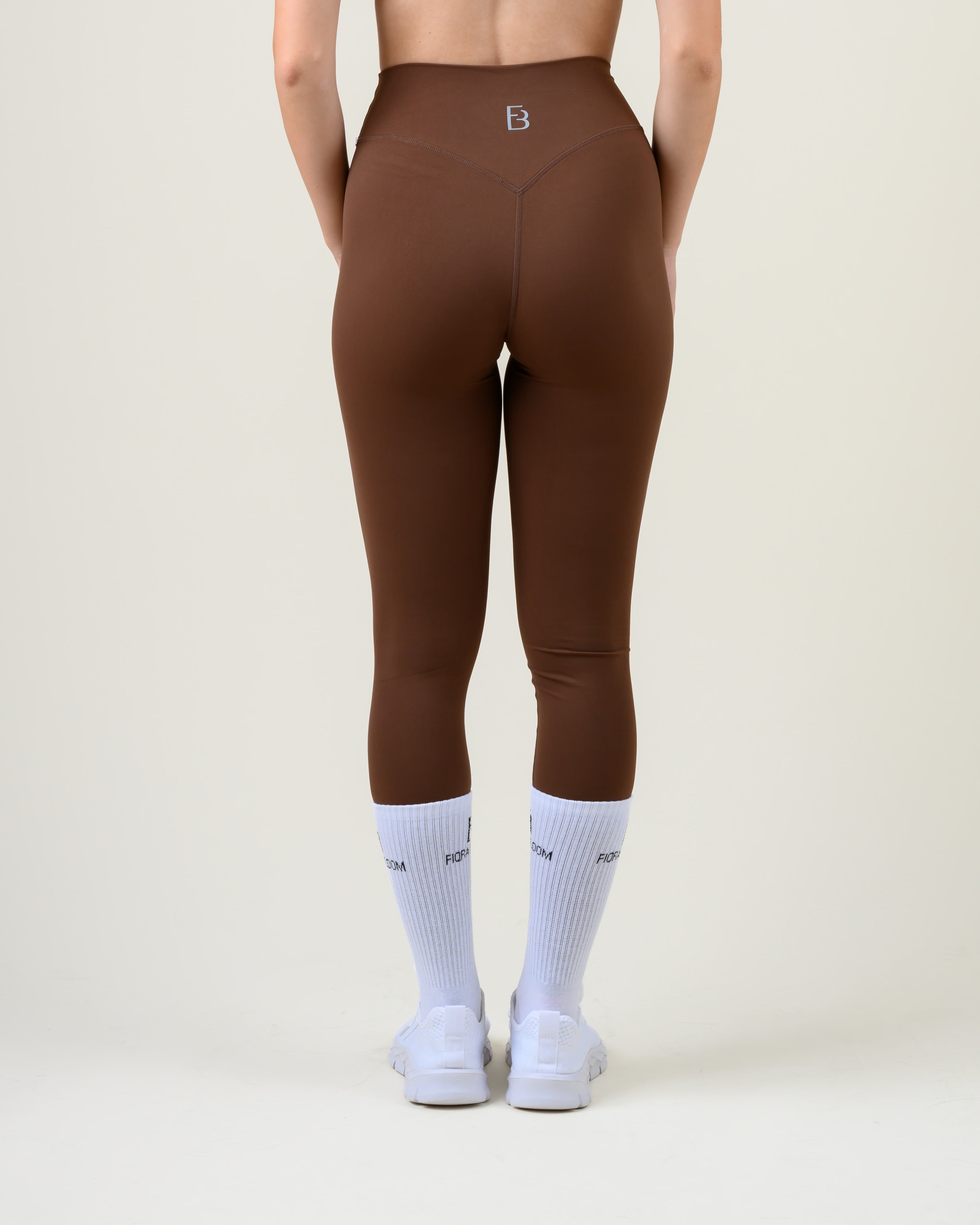 Soft Form High-Waist Leggings in Espresso von Fiora Bloom – Rückansicht, Rückansicht mit geformter Bundnaht und Fiora Bloom Logo.