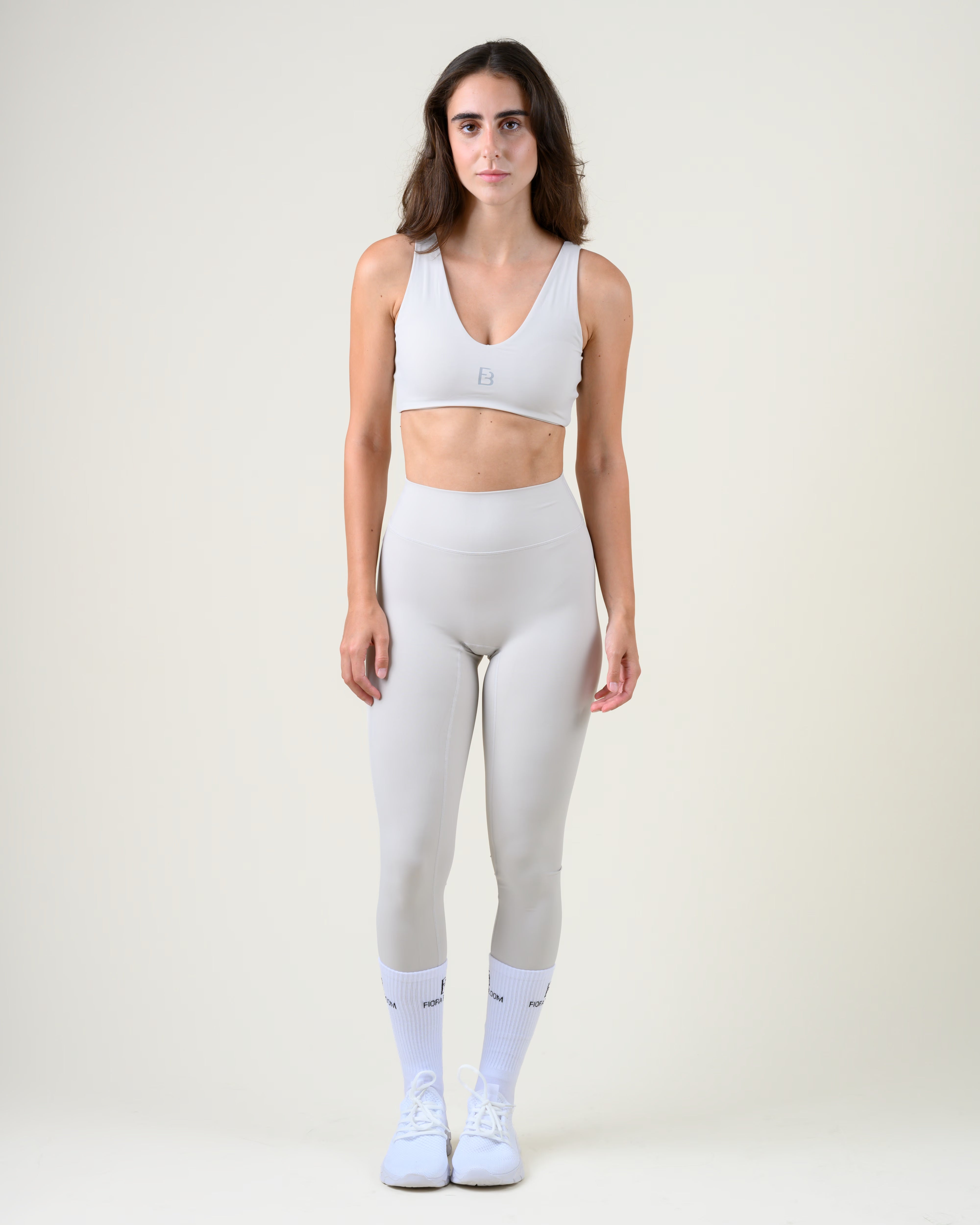 Soft Form High-Waist Leggings in Lime von Fiora Bloom – Ganzkörper-Look von vorne, kombiniert mit dem Soft Form V-Top in Lime, weisse Socken und Sneaker.