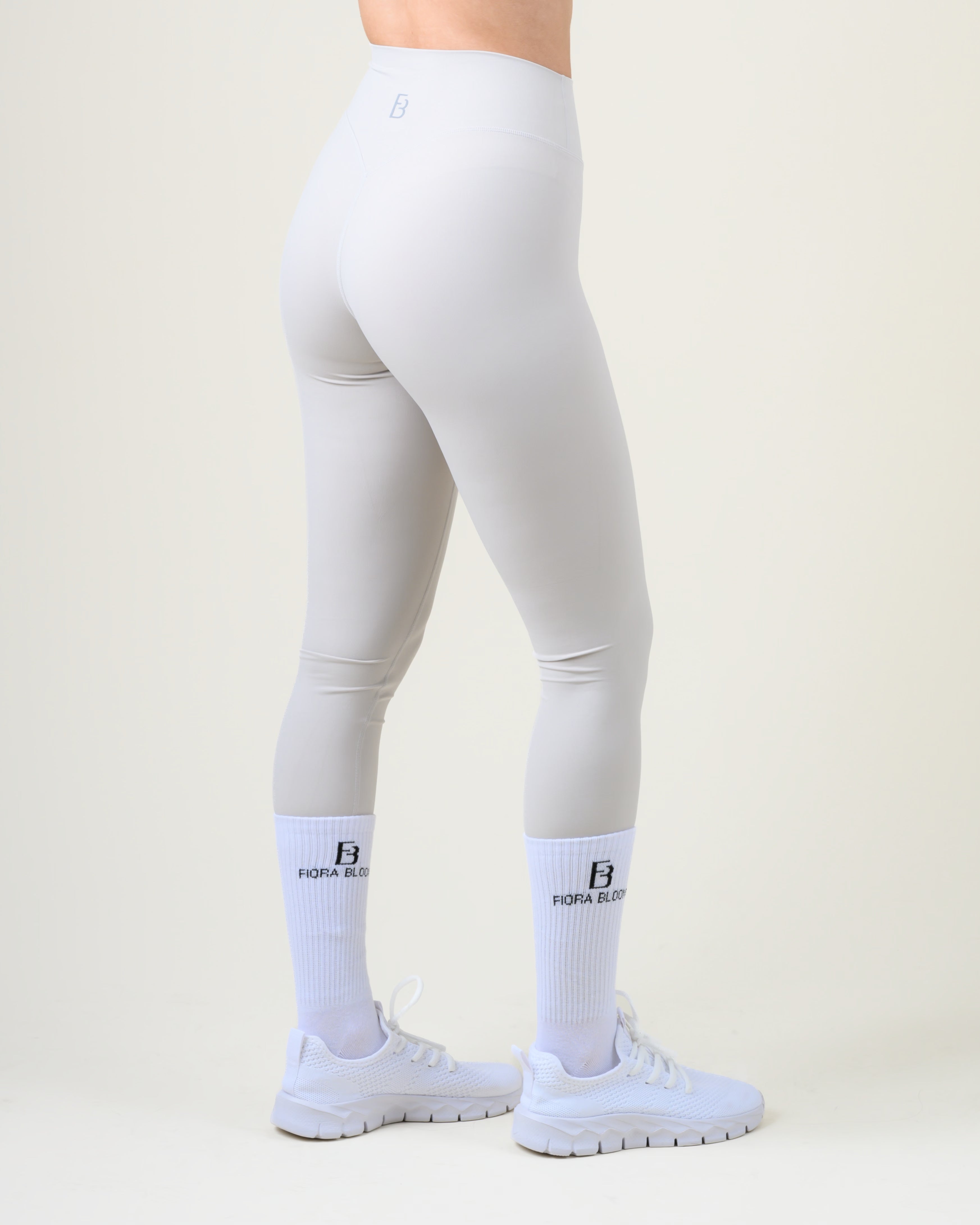 Soft Form High-Waist Leggings in Lime von Fiora Bloom – Dreiviertelansicht von hinten, Sitz an Gesäss und Oberschenkel sichtbar, Bundnaht hinten erkennbar.