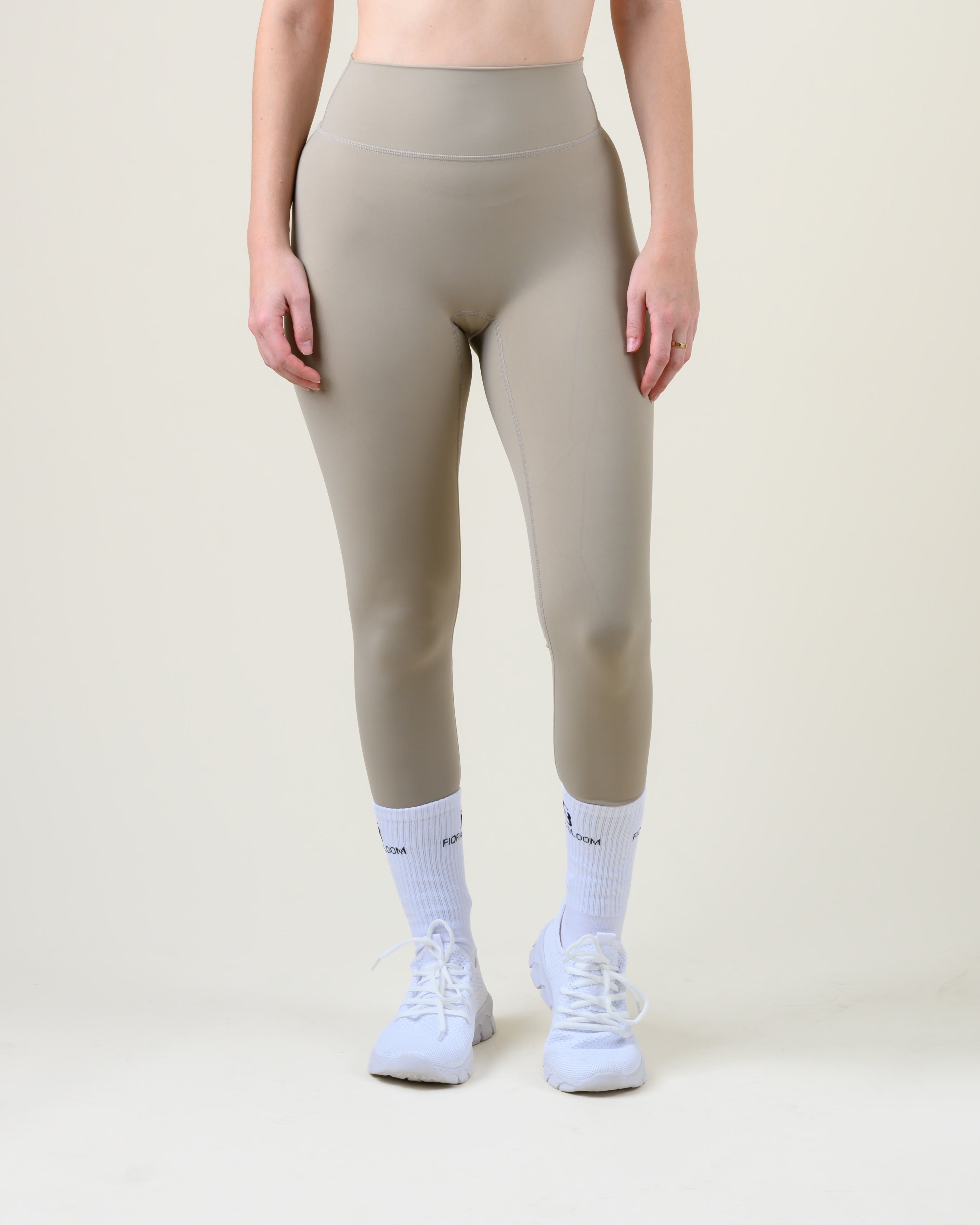 Soft Form High-Waist Leggings in Taupe von Fiora Bloom – Frontansicht, Beinansicht frontal, hoher Bund und blickdichter Stoff sichtbar.