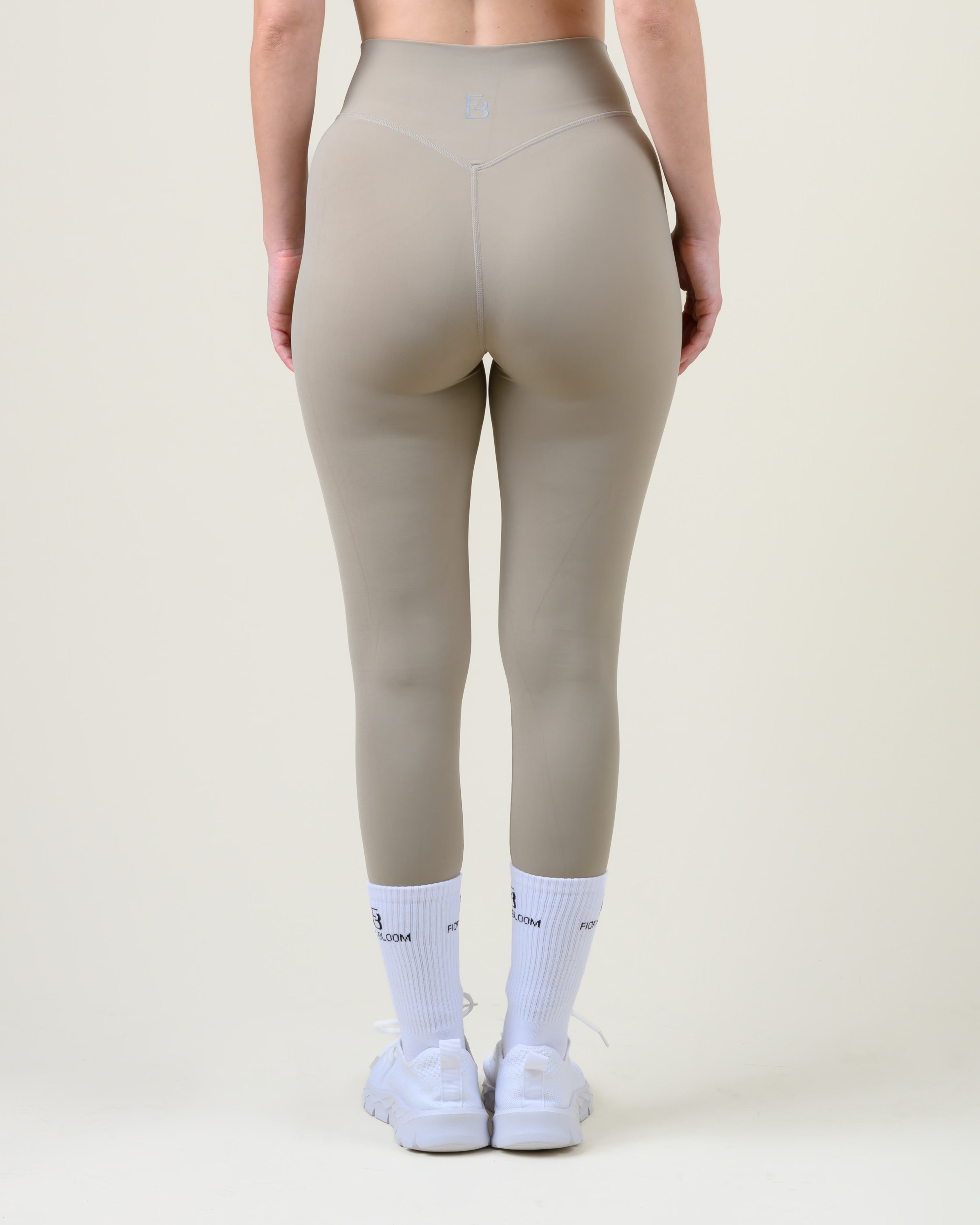 Soft Form High-Waist Leggings in Taupe von Fiora Bloom – Rückansicht, Rückansicht mit geformter Bundnaht.