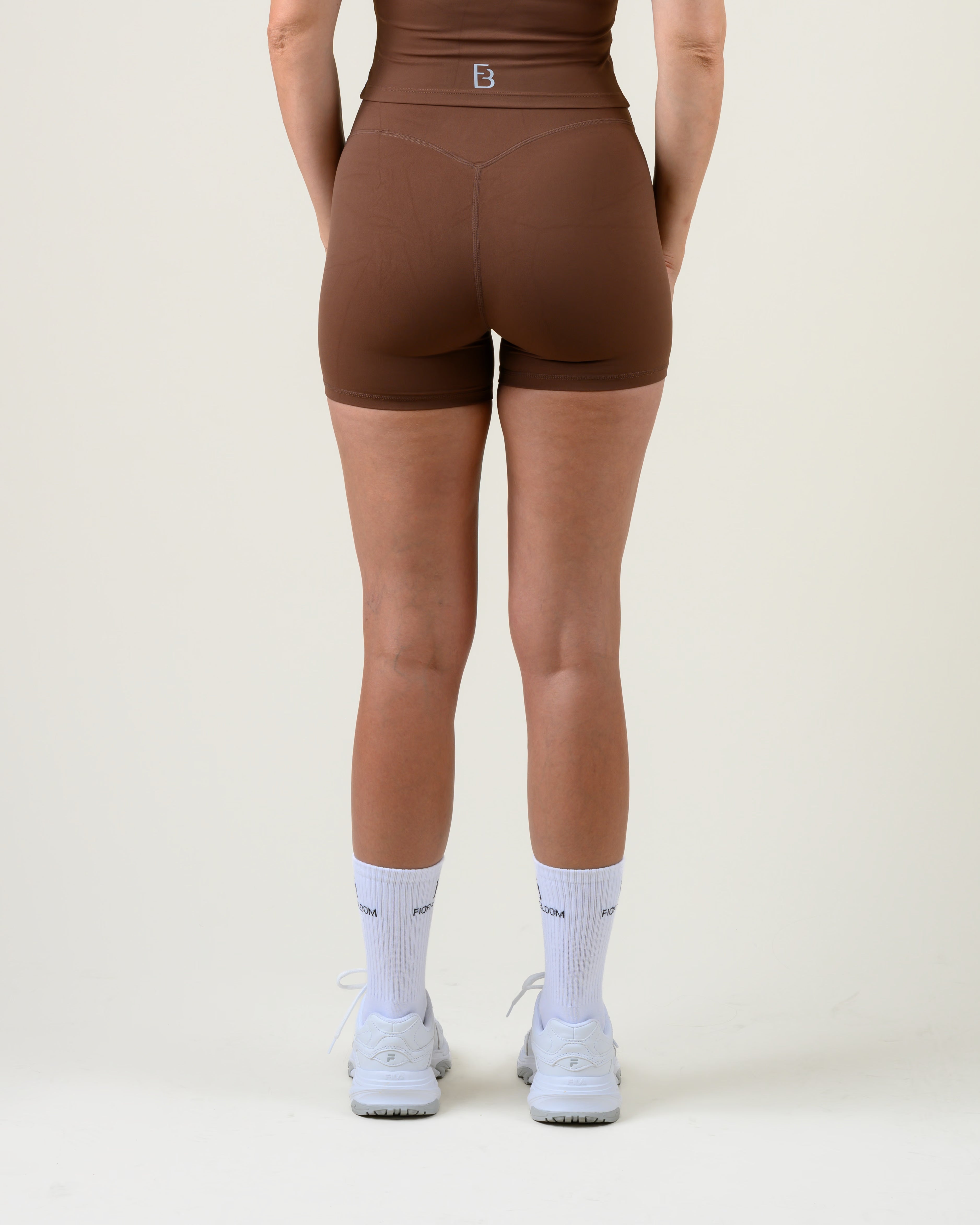 Soft Form V-Shape Shorts in Espresso von Fiora Bloom – Rückansicht, Rückansicht mit geformter Bundnaht und Fiora Bloom Logo.