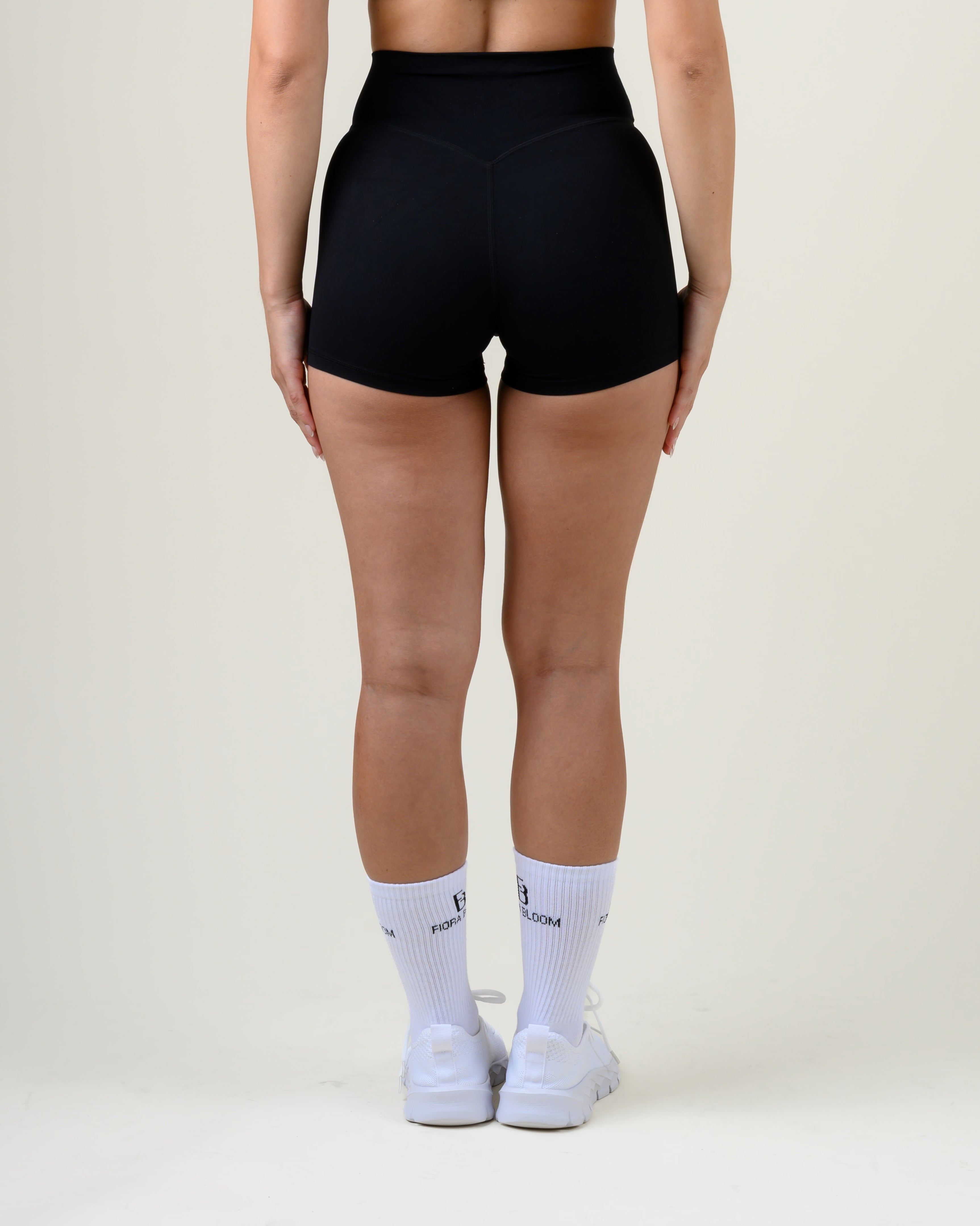 Soft Form V-Shape Shorts in Schwarz von Fiora Bloom – Rückansicht, Rückansicht mit geformter Bundnaht.
