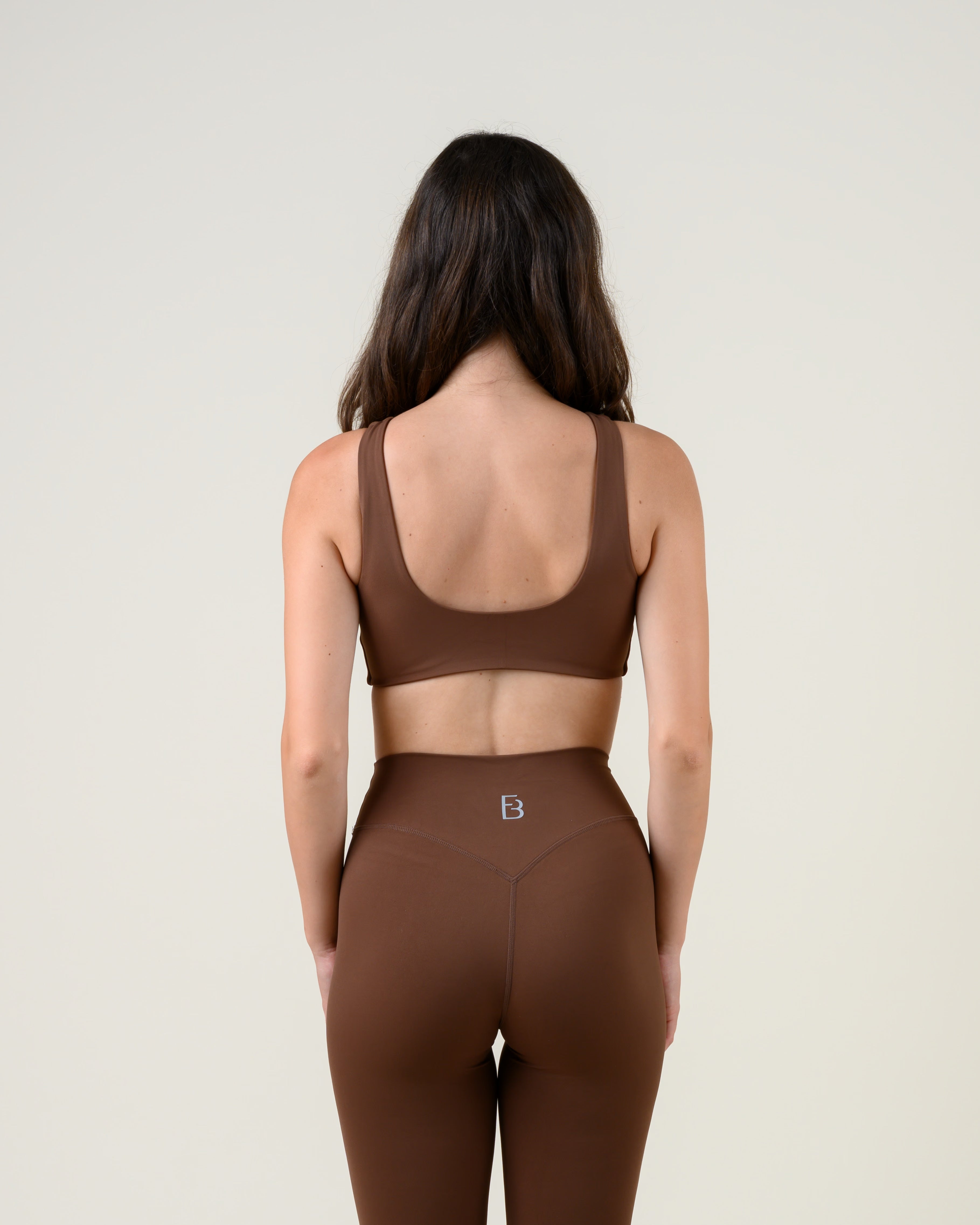 Soft Form V-Top in Espresso von Fiora Bloom – Rückansicht mit offenem Rückenausschnitt, breite Träger und offener Rücken im Detail.
