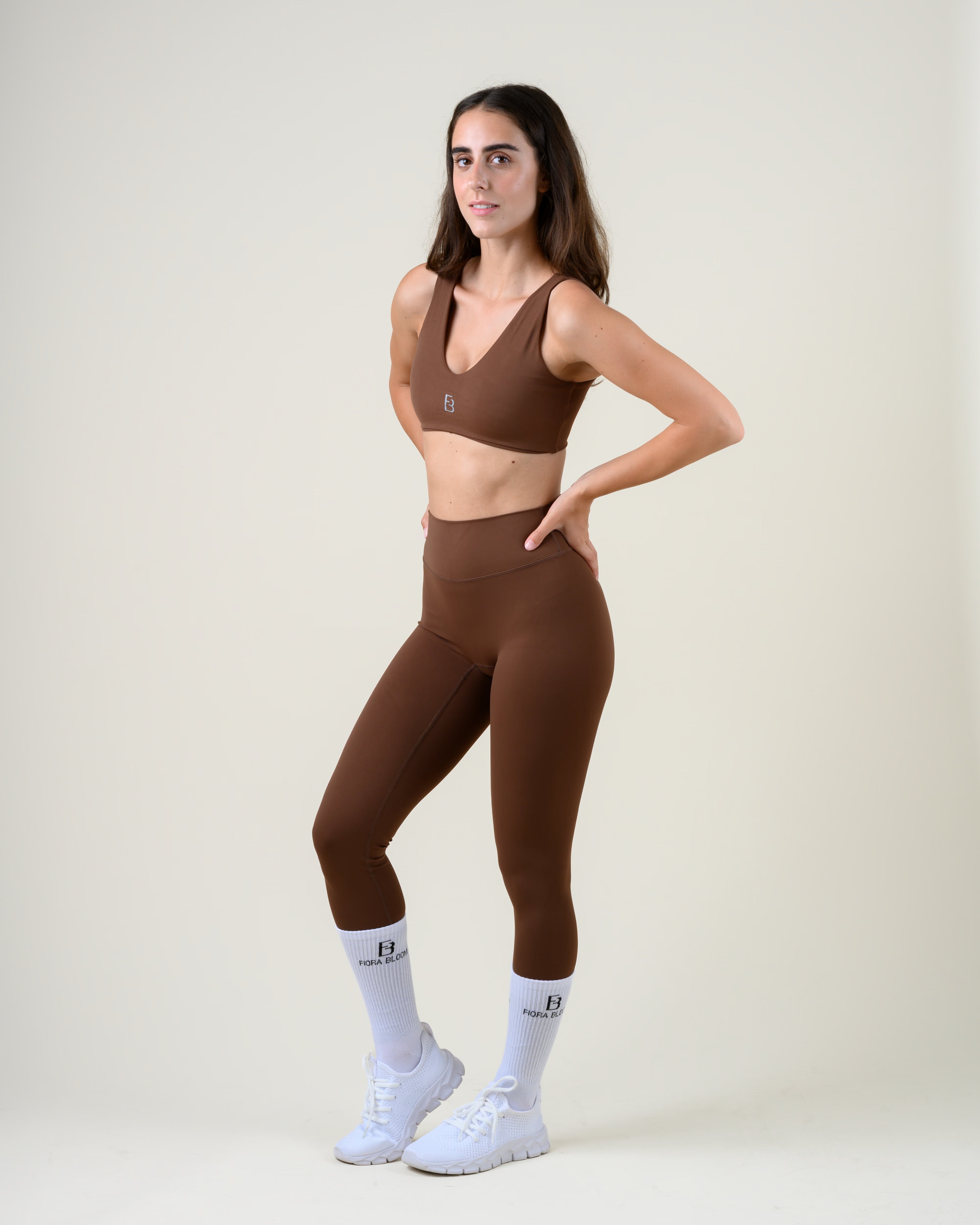 Soft Form V-Top in Espresso von Fiora Bloom – Ganzkörper-Look von vorne, kombiniert mit der Soft Form High-Waist Leggings in Espresso, weisse Socken und Sneaker.