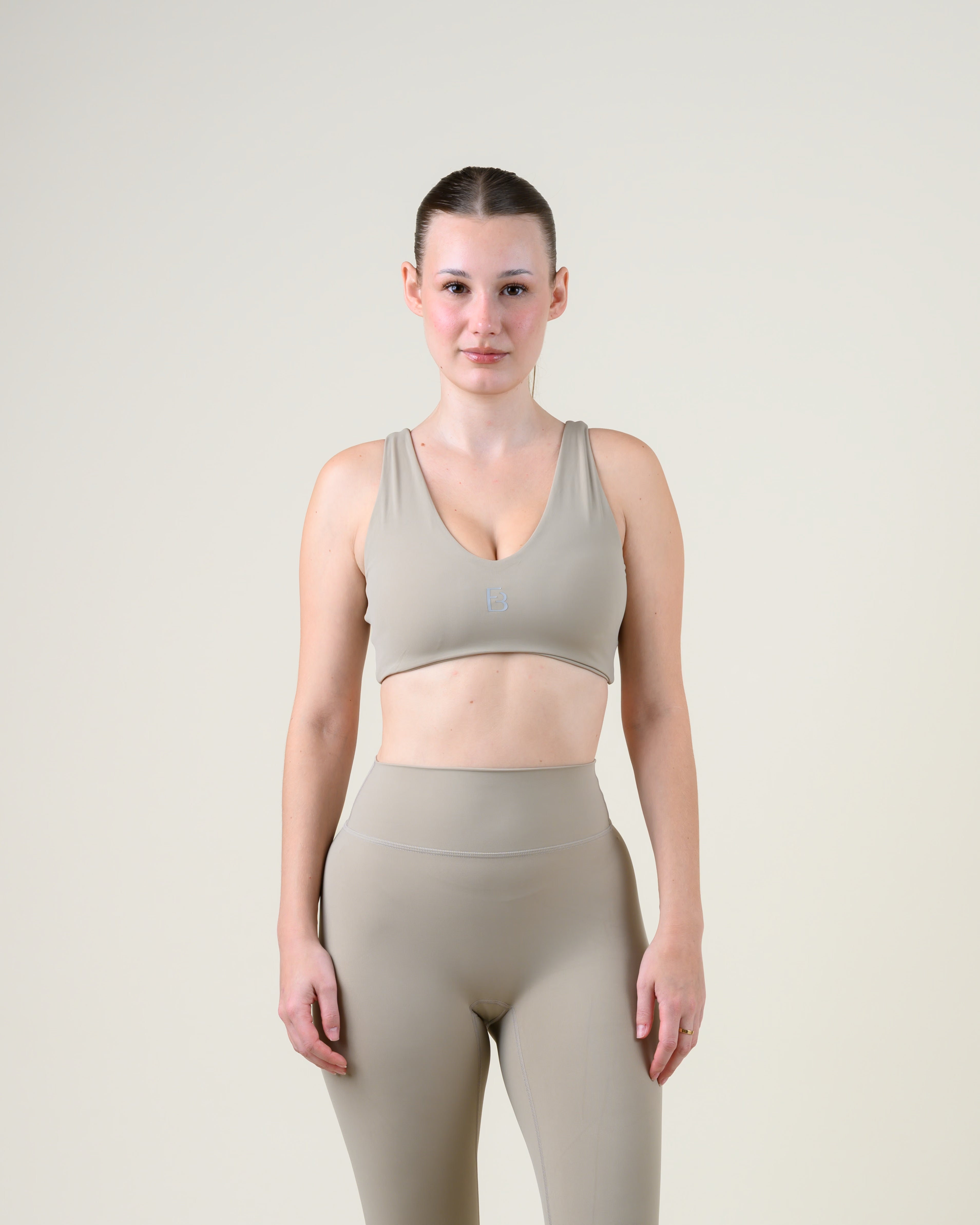 Soft Form V-Top in Taupe von Fiora Bloom – Frontansicht, Oberkörper frontal, V-Ausschnitt und breite Träger sichtbar.