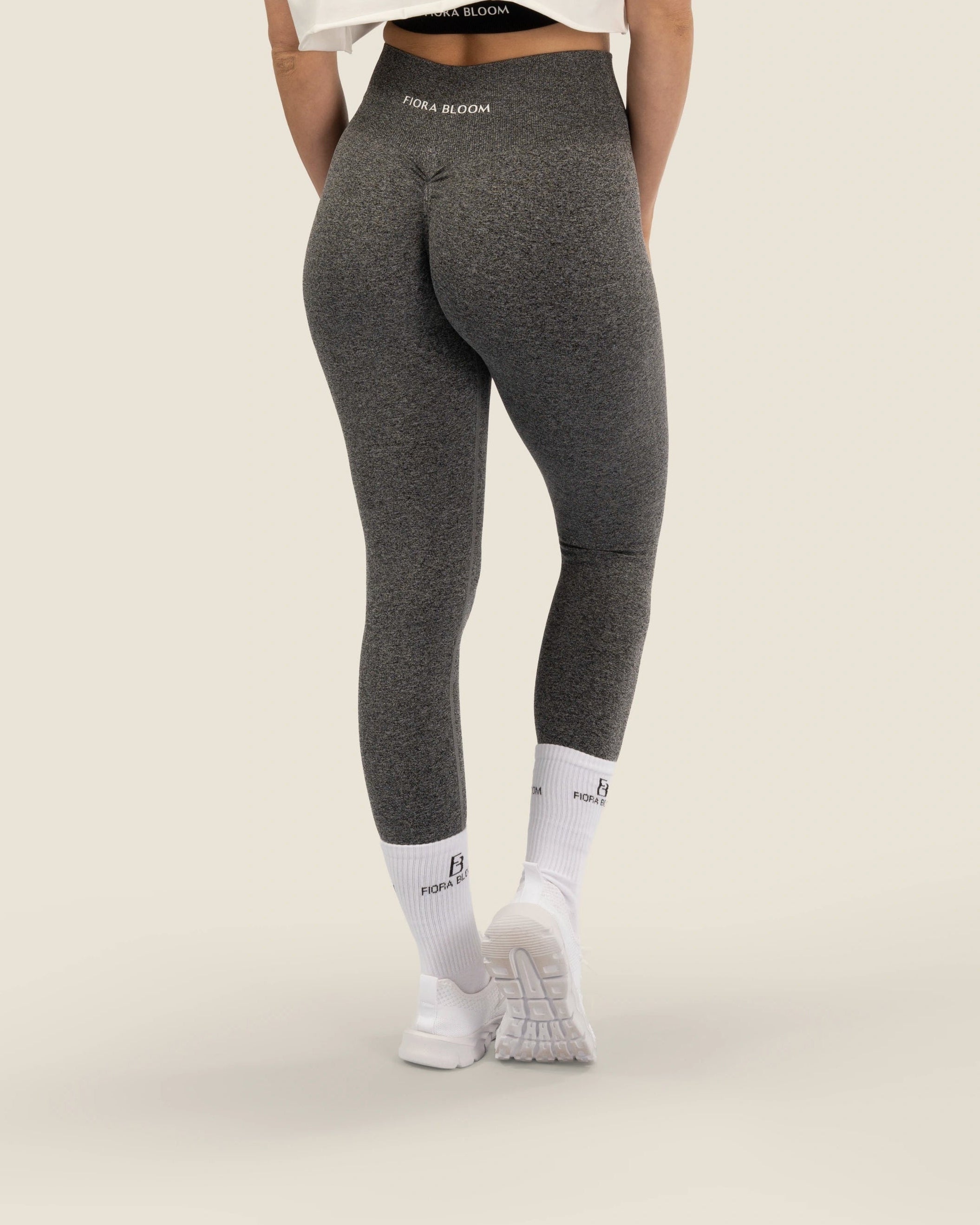 Rückansicht der grauen Timeless Scrunch Leggings – formgebende Raffung für eine perfekt definierte Silhouette.