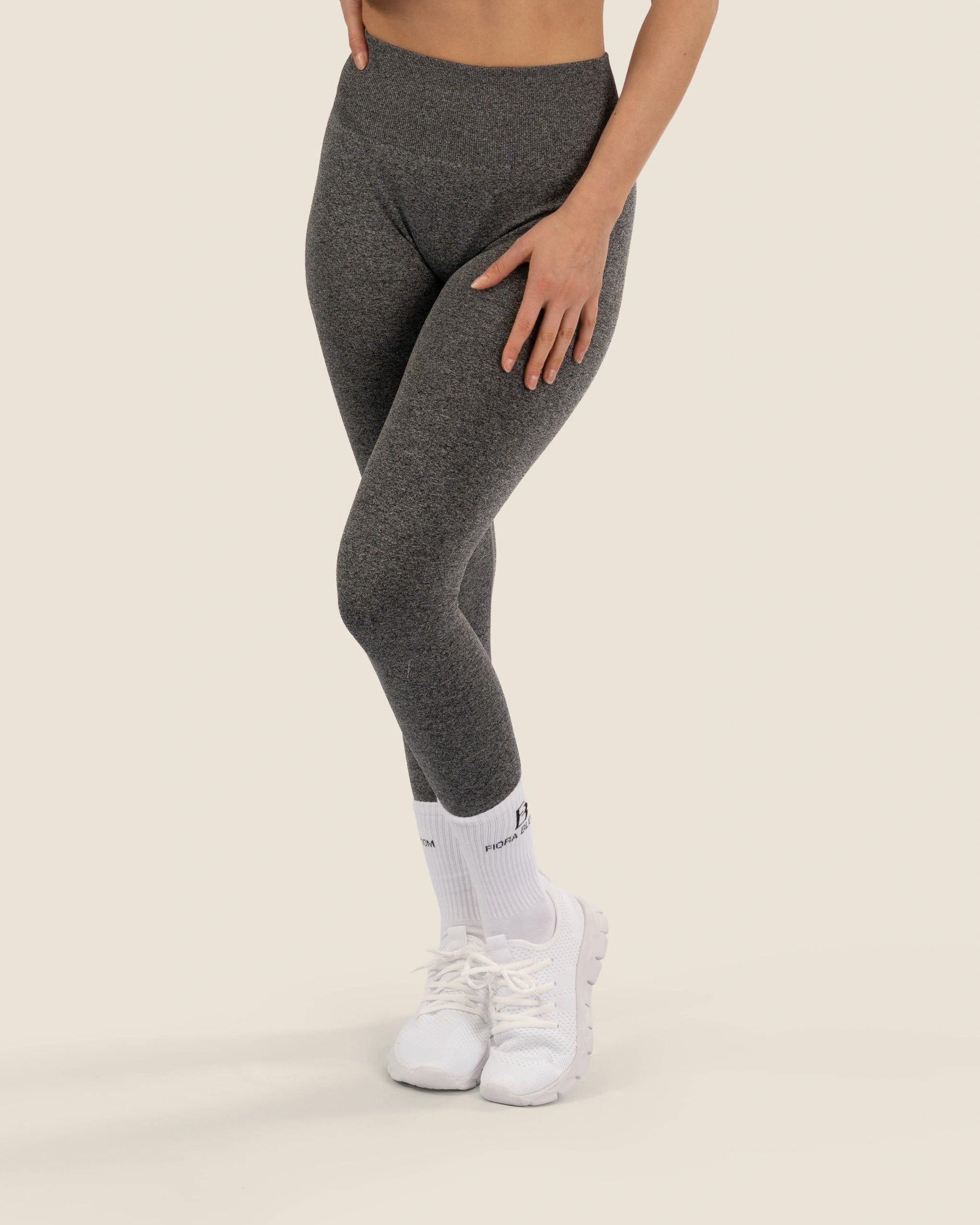 Vorderansicht der grauen High-Waist Leggings – glättender Bund und zeitloses Design von Fiora Bloom.
