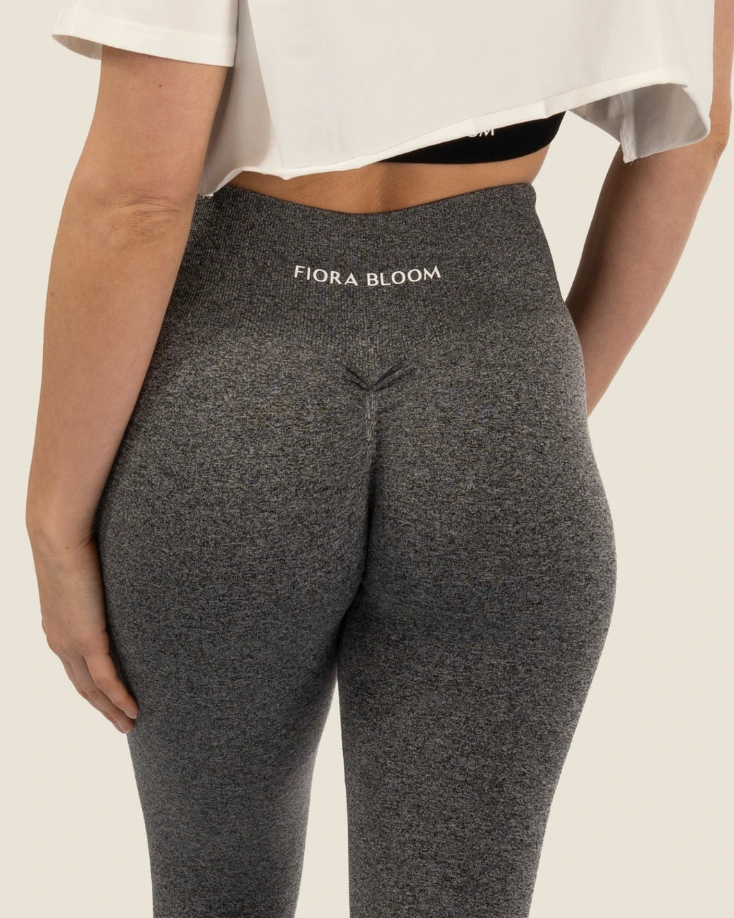 Nahaufnahme des Scrunch-Details in Grau – hochwertige Verarbeitung für einen subtilen Push-Up-Effekt.