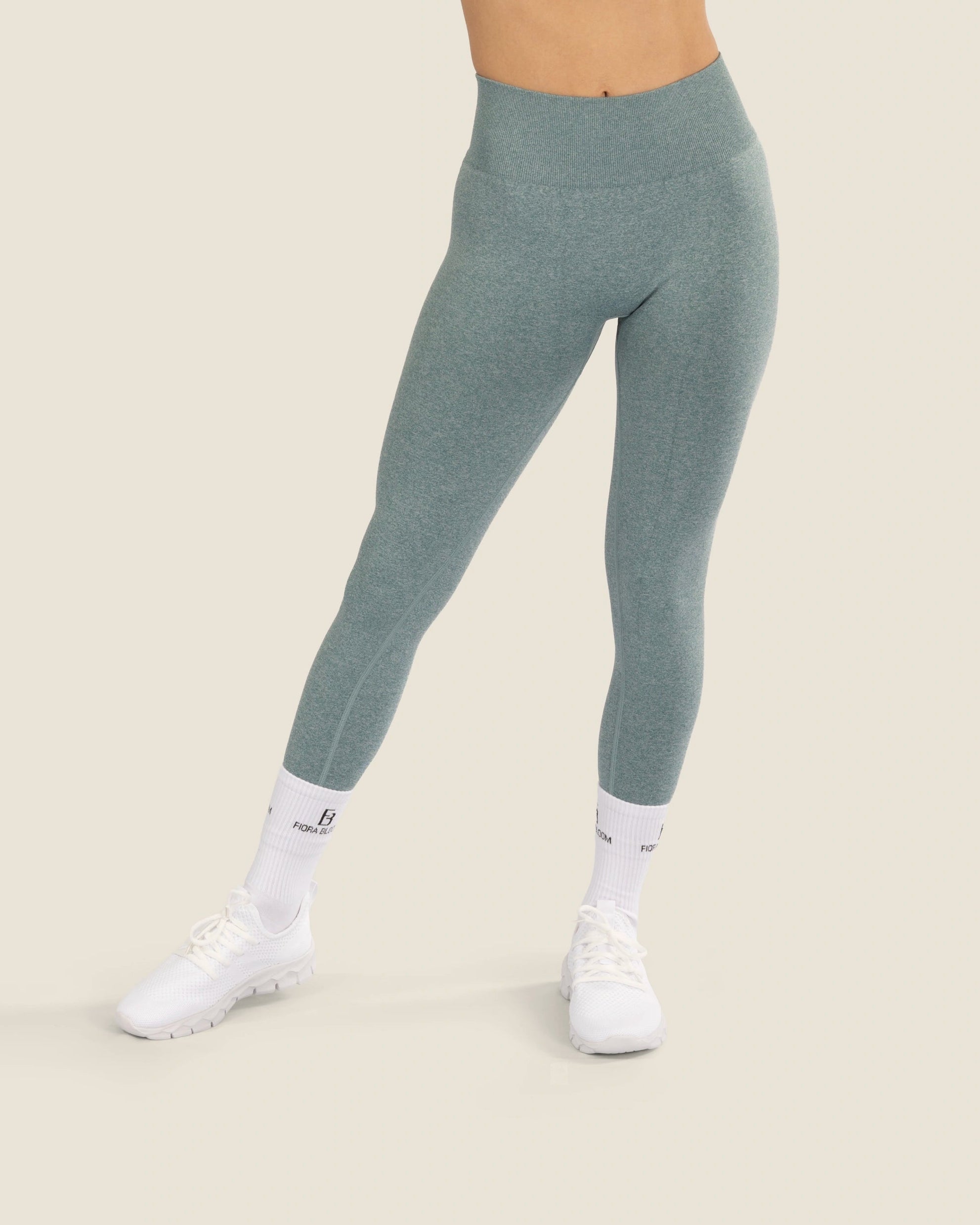 Vorderansicht der High-Waist Leggings in Mint – glättender Bund und blickdichtes Material von Fiora Bloom.