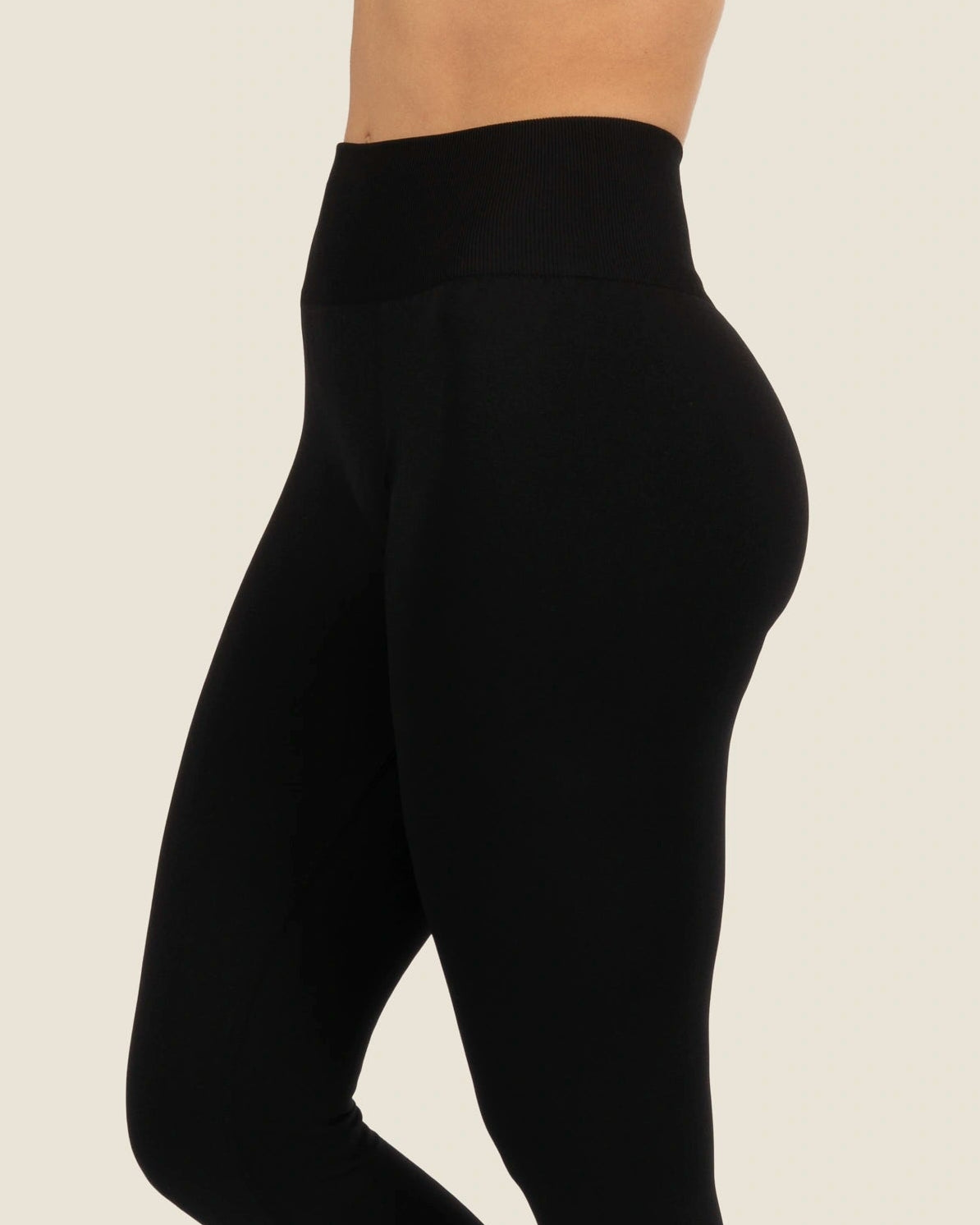 Seitenansicht der schwarzen Sporthose – absolut blickdichtes, mattes Material ohne Durchscheinen.