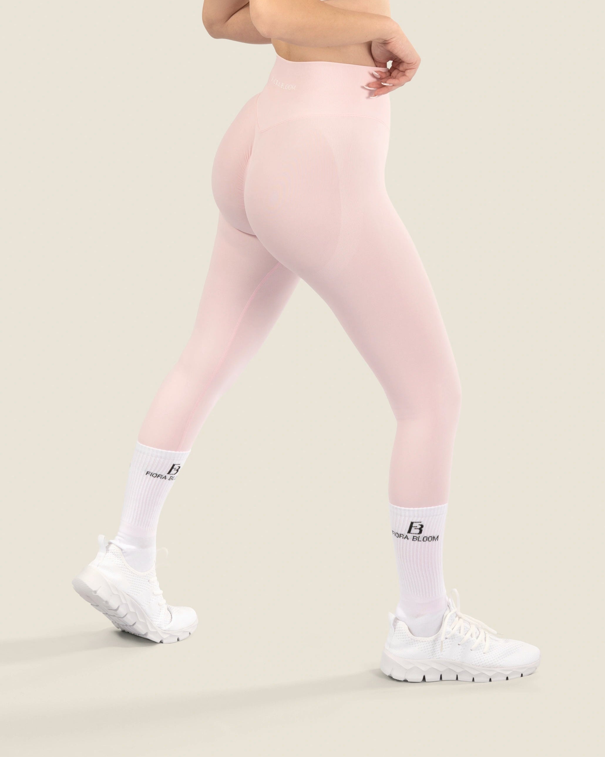 Rückansicht der rosa V-Waist Leggings – formgebende Nahtführung für eine ästhetische Silhouette.