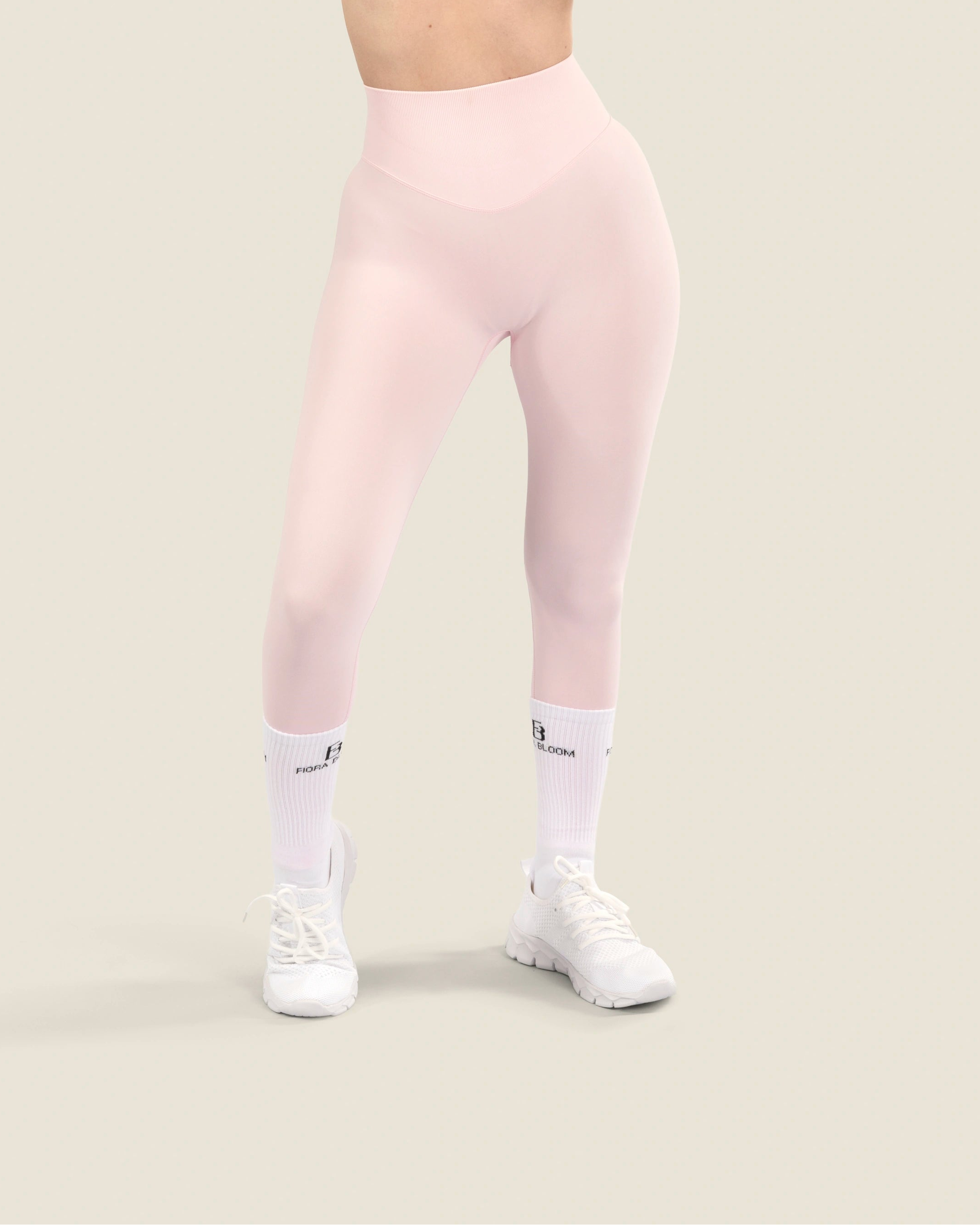 V-Shape Leggings in Rosa von Fiora Bloom – überkreuzter Bund für eine optisch schmalere Taille und femininen Look.