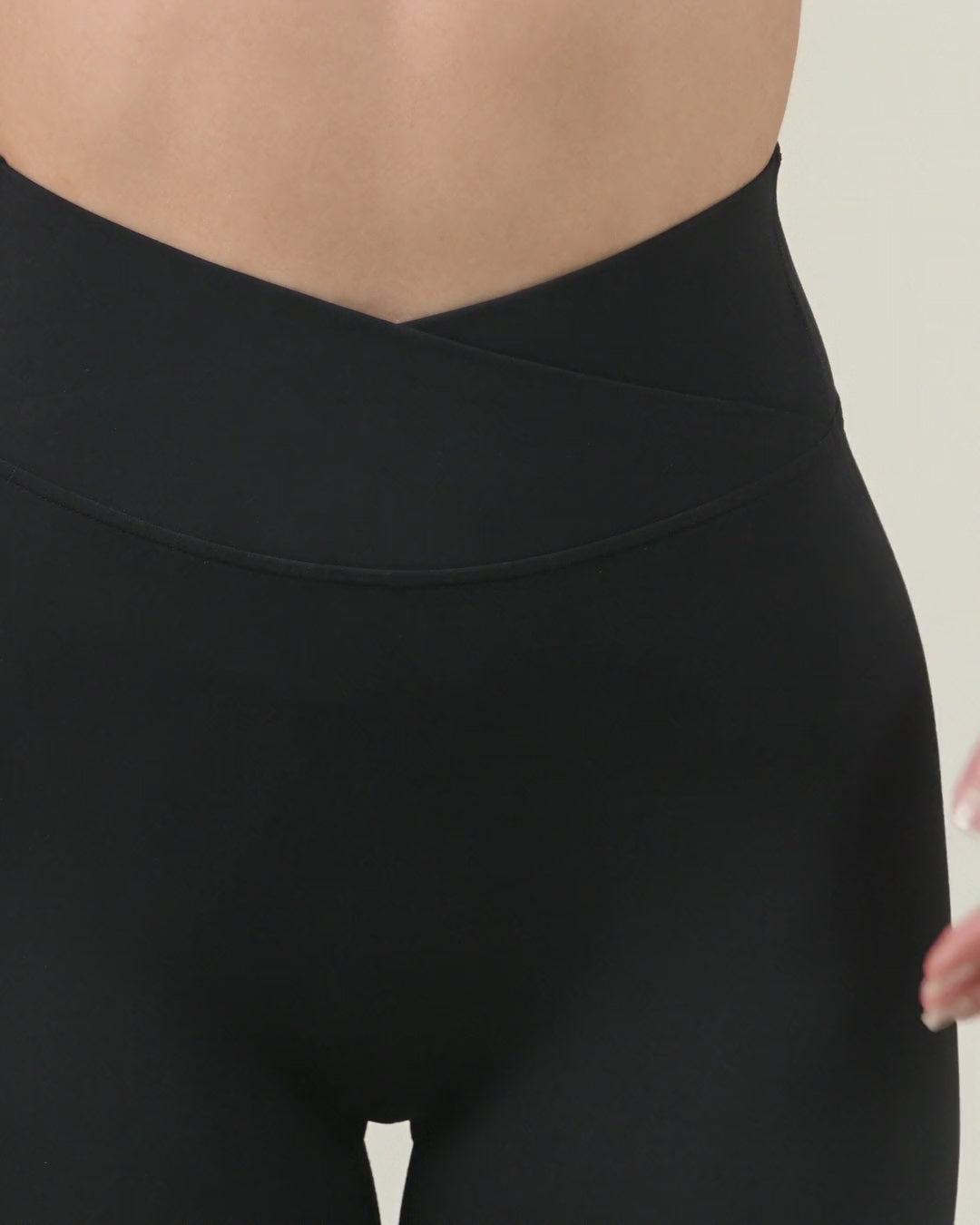 SoftForm V-Shape Leggings in Schwarz von Fiora Bloom – Produktvideo mit Detailaufnahmen von V-Bund, Stoff, Bundnaht und Bund.