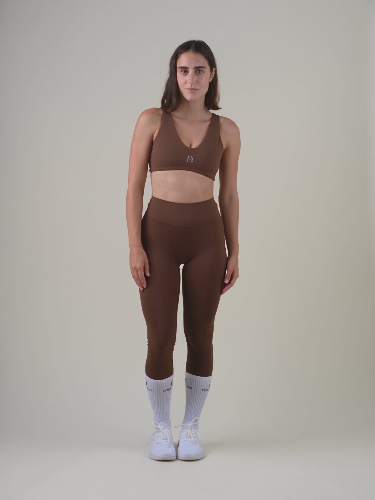 SoftForm High-Waist Leggings in Espresso von Fiora Bloom – Produktvideo, im Set mit dem SoftForm V-Top in Espresso, Front- und Rückansicht mit Bund und Logo.
